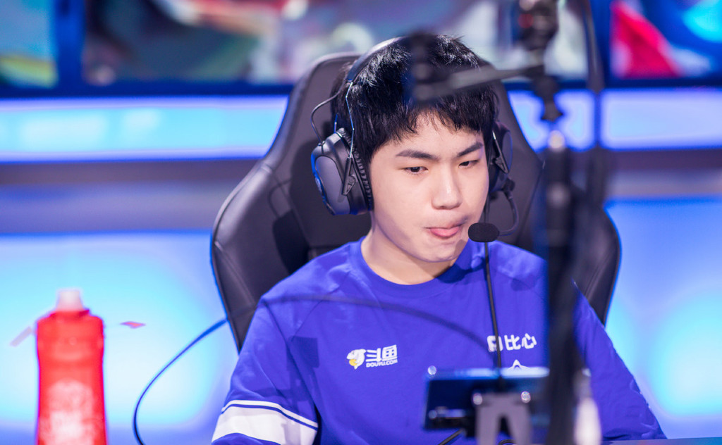 rngm30estar赛后花海强忍眼泪直呼自己打得太菜