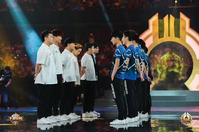 Cat 未续约、伪装挂牌，镜子的两个面，N 朝元老这次如何选择自