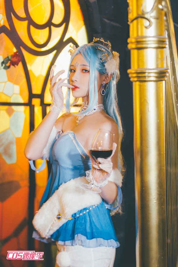 "今天就给大家带来子君小姐姐cos的【甄姬】,阿菇小姐姐cos的【王昭君