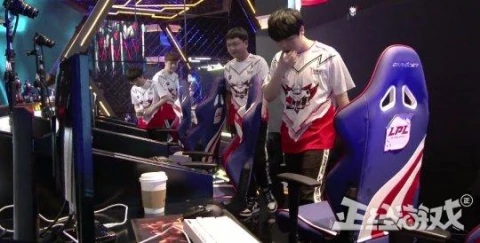 零封！JDG恐怖节奏3:0击溃RW！玩家疯狂吐槽：这状态S8别想了！